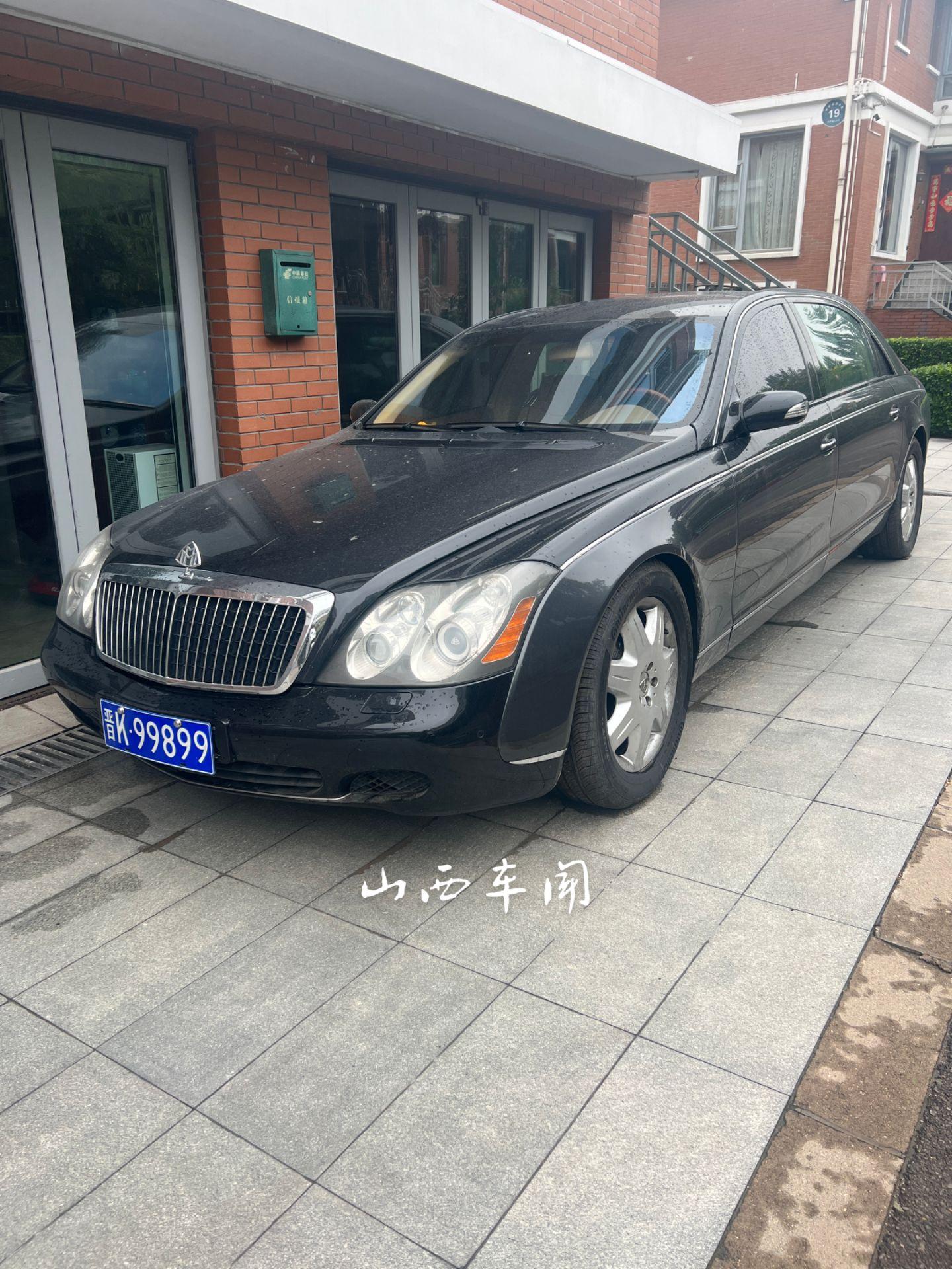 很年长的一台迈巴赫了，当年正好赶上黑牌政策还挂过一段时间黑牌，现如今车况依旧良好