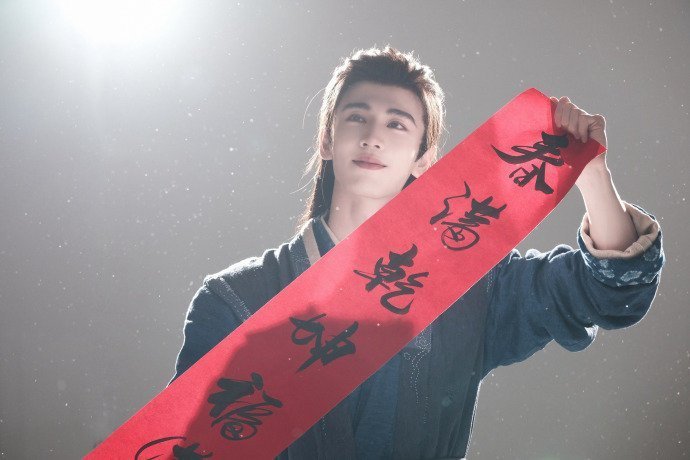 张凌赫眉眼如刃张凌赫衣袂生风 张凌赫眉眼如刃，眸底藏着凛冽锋芒，古装造型氛围感拉