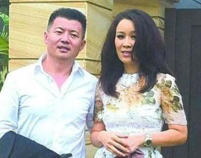 2004年，不差钱的那英投资4000多万，在北京三里屯开了一家酒吧，不料开业不久