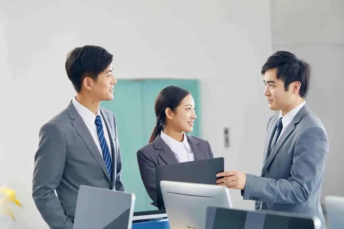 985电子科技大学电本硕通信的一个孩子，人工智能研发岗，在中兴通讯与华为之间还是