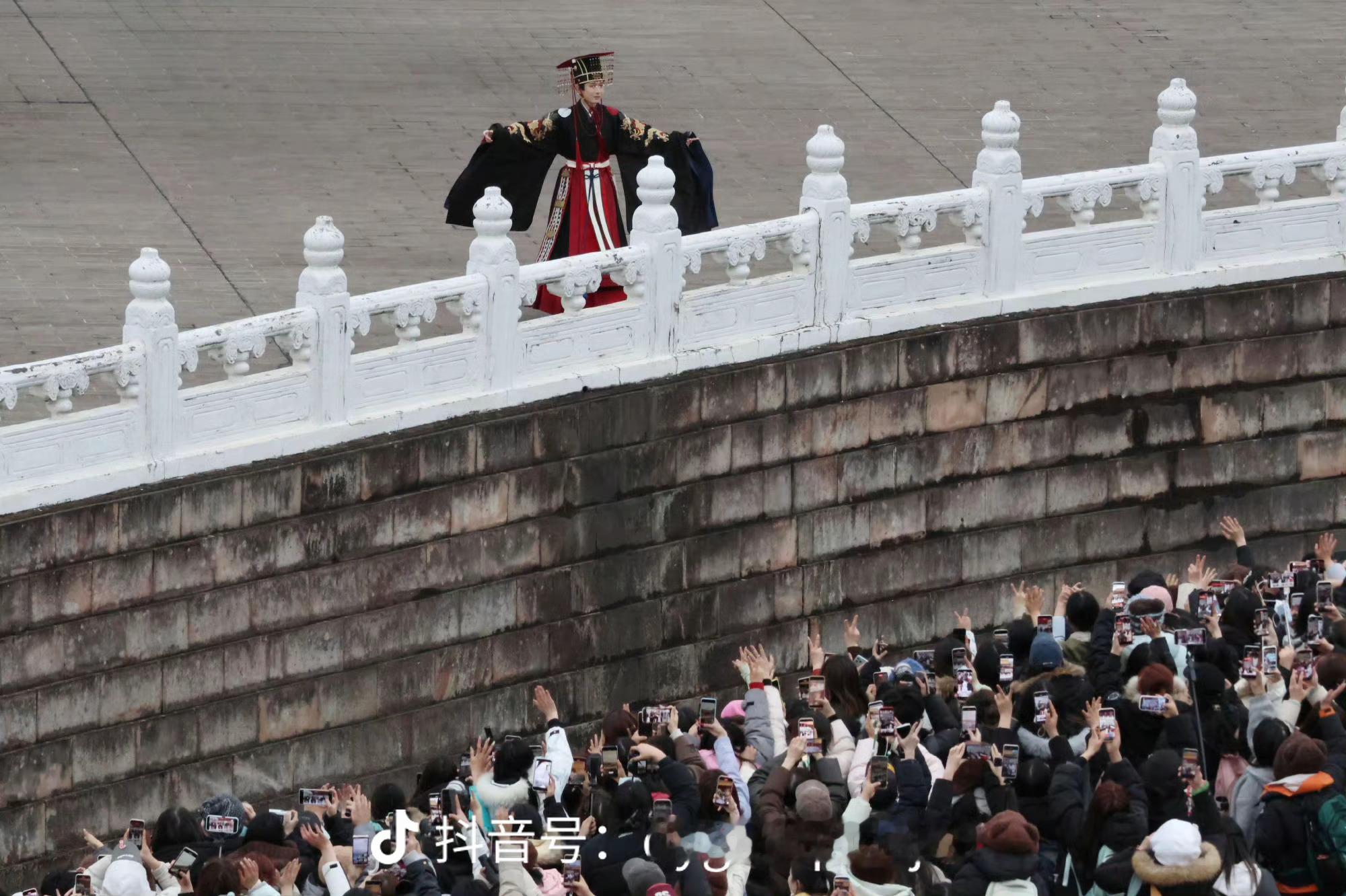 成毅两京十五日杀青合影！相当震撼了！ 