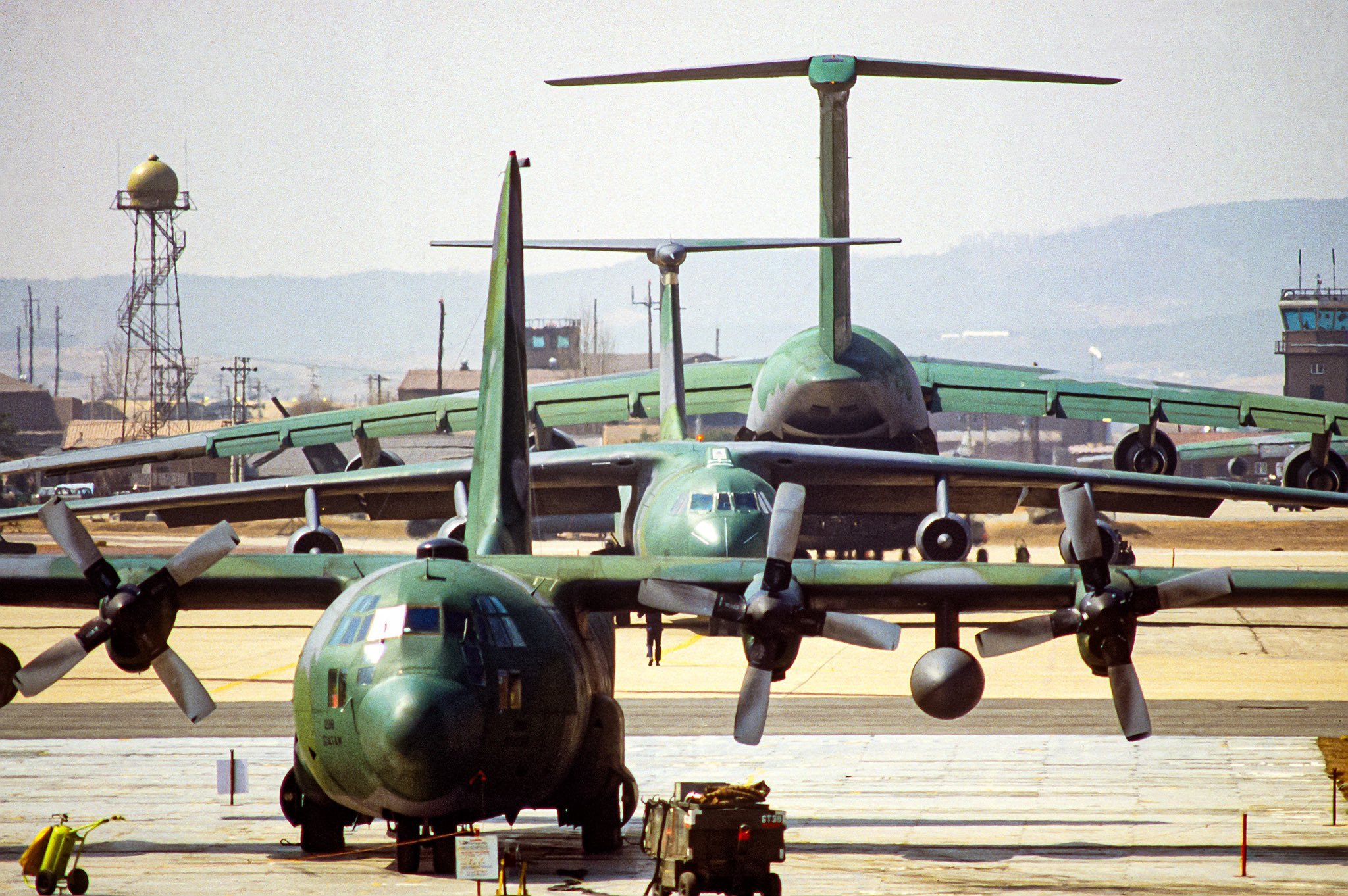 乌山空军场站的洛克希德货机#武器装备# ​​​