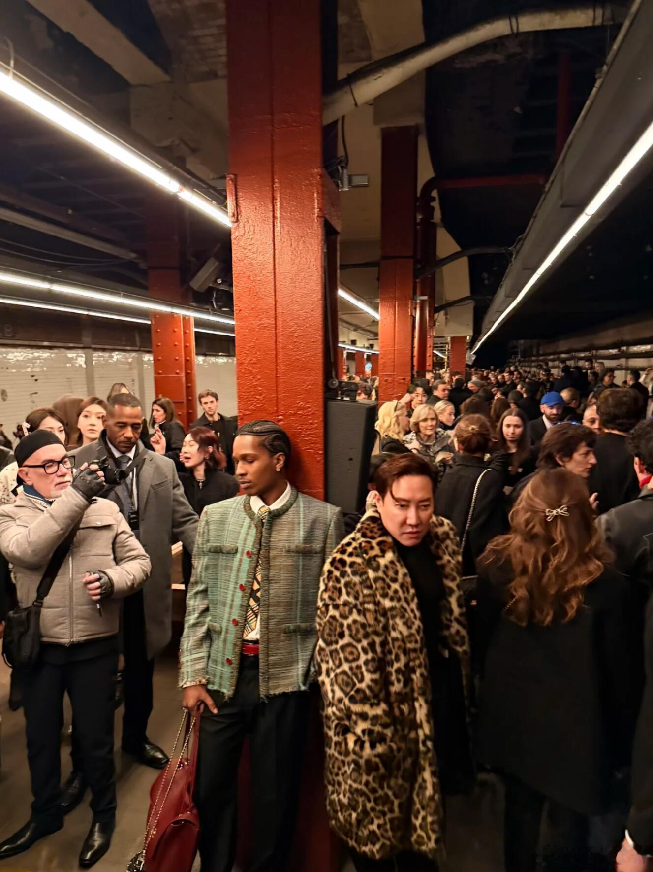 香奈儿大秀 一天了，我都无法接受一群顶富vic挤在纽约地铁站摆pose那位衣服还