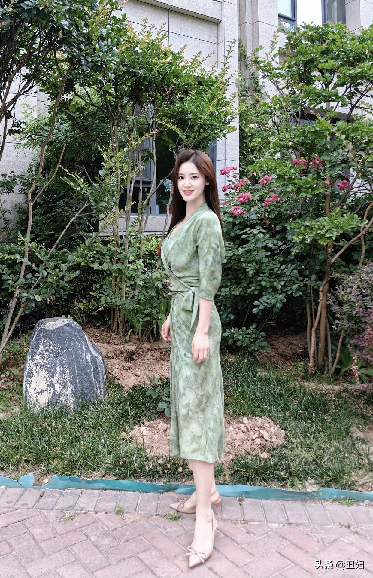 老师穿着时尚也是罪吗?时尚不代表暴露或奇装异服，只要得体大方，为什么不能展现自己