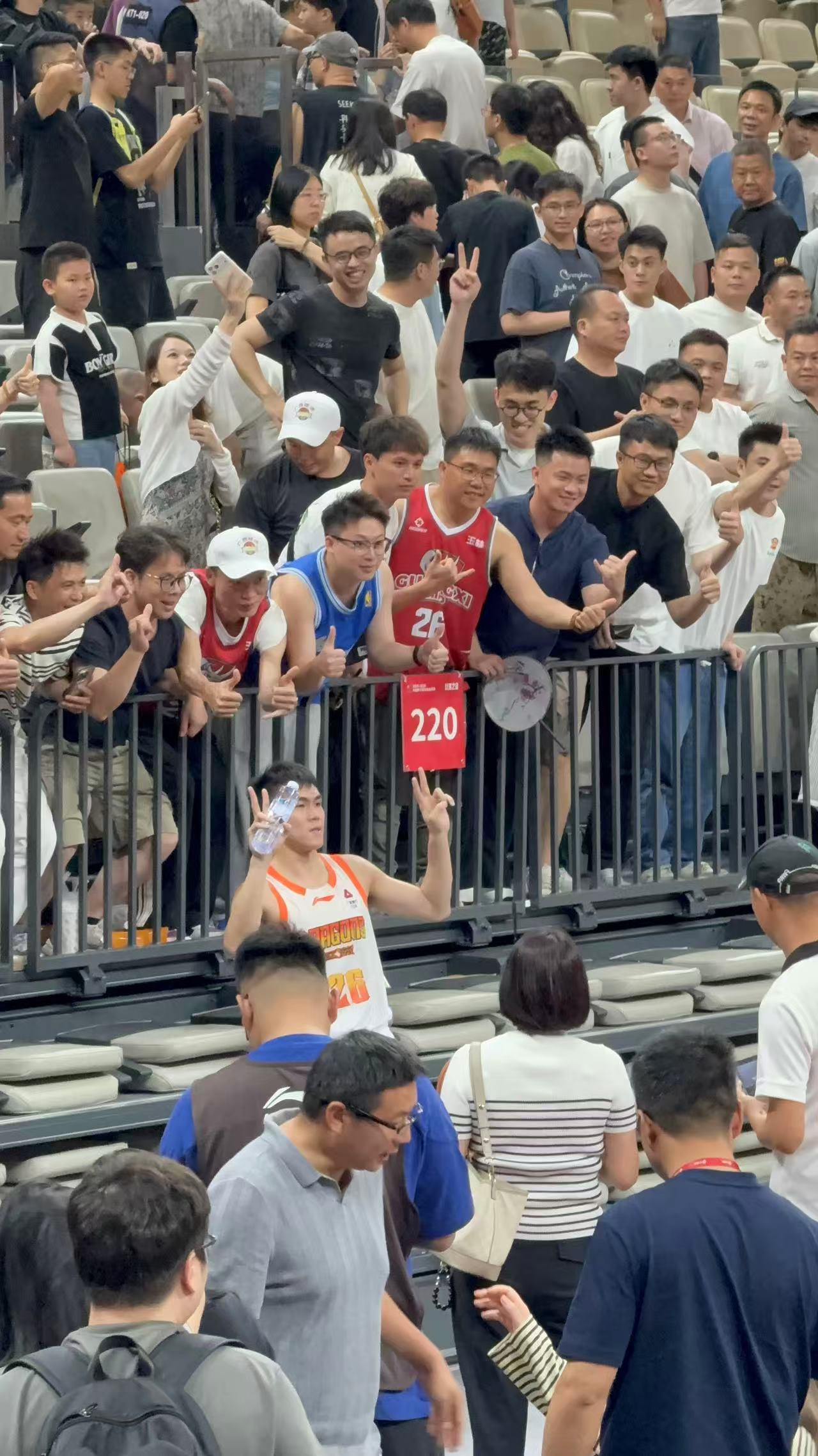 庞峥麟也是承载了一省球迷的期待呀，广西老乡真是无论到哪里都要去支持他一下。深圳男