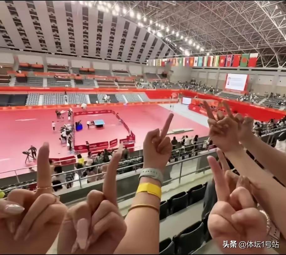 简直是滑天下之大稽！亚运会乒乓球男单颁奖结束以后，部分球迷向林诗栋和主教练王皓竖