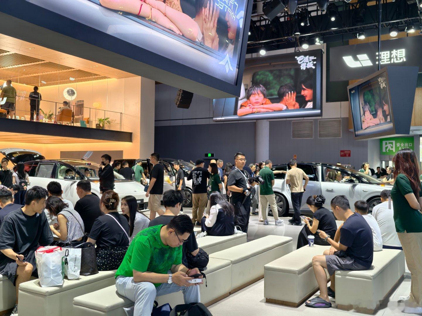 理想的展台，左边纯电，右边增程！ ​​​