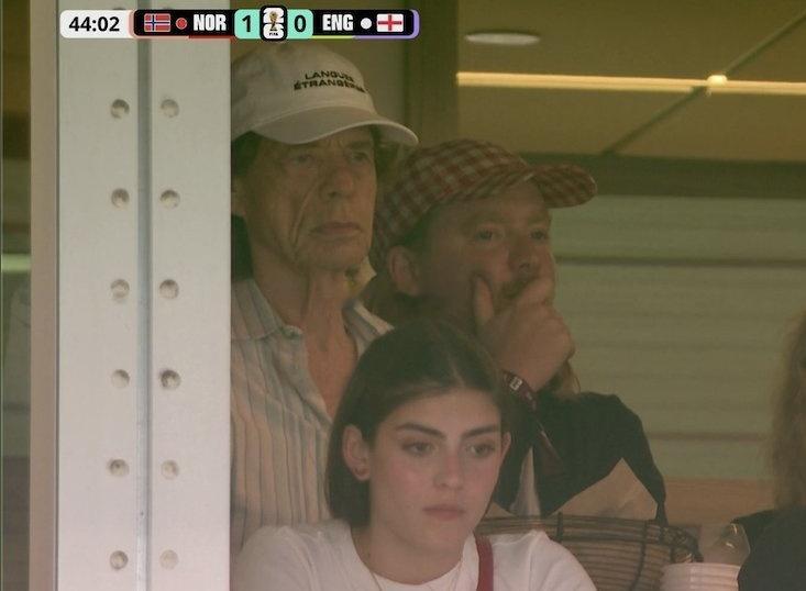 外国网友也是牛逼翻出了滚石乐队Mick Jagger1998年现场观看英格兰队比