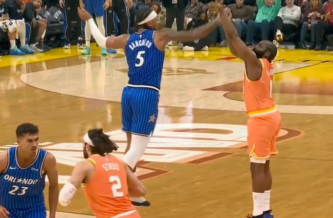 哈登压哨3+1，帮助骑士72-68领先魔术
北京时间3月25日，骑士与魔术的比赛