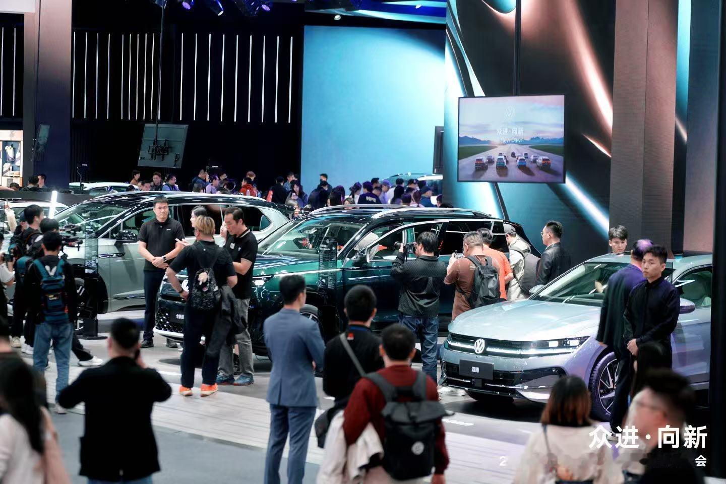 别再说大众燃油车“不智能”了！这次他们当“最狠甲方”，硬啃燃油车智驾的“硬骨头”