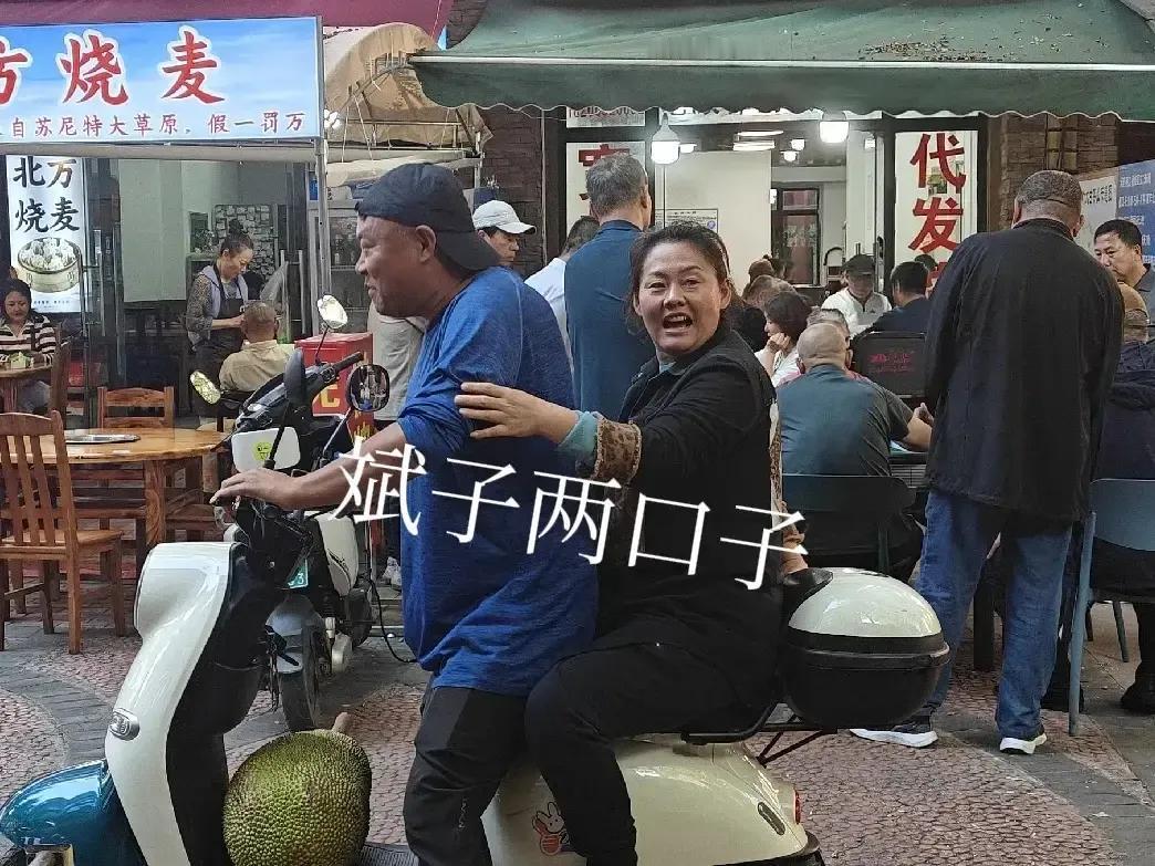 昨天下午，在版纳东北街，见到两年多没见面的公主岭大侄子斌子，跟他媳妇小雨。
​斌