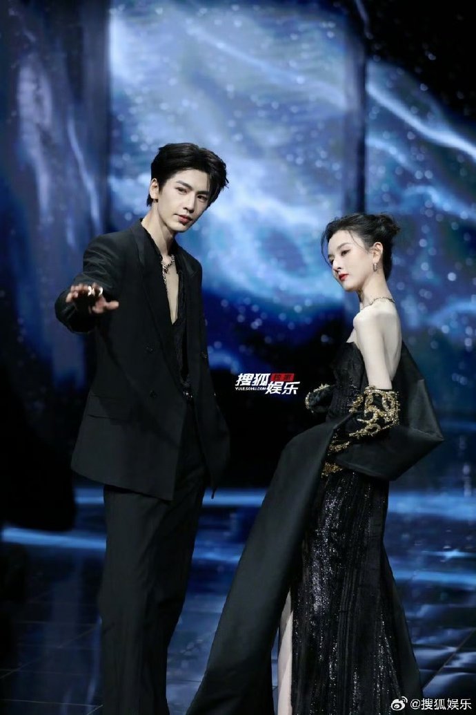 张凌赫宋祖儿红毯同框张凌赫宋祖儿同框走红毯这两张脸对我的眼睛太太太友好啦！ 