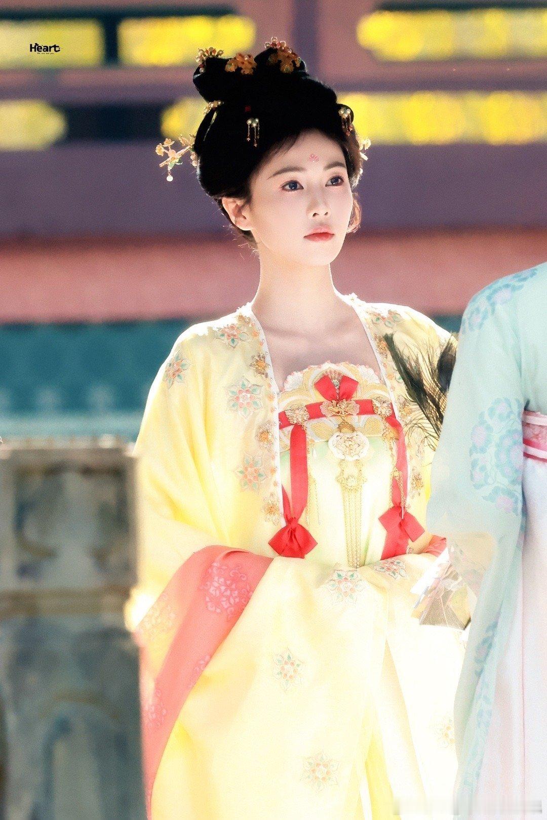 白鹿李佩仪女装妆造 啊啊啊新年第一天 就等到了李佩仪大人的第一天女装 真的太美了