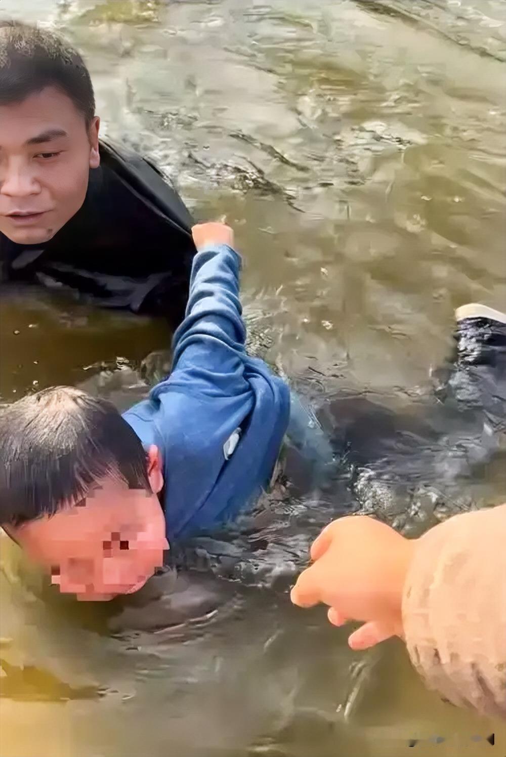 惊险！男子钓鱼遇婴儿溺水，飞身救援化险为夷
近日，一男子在河边钓鱼时，突然听到微