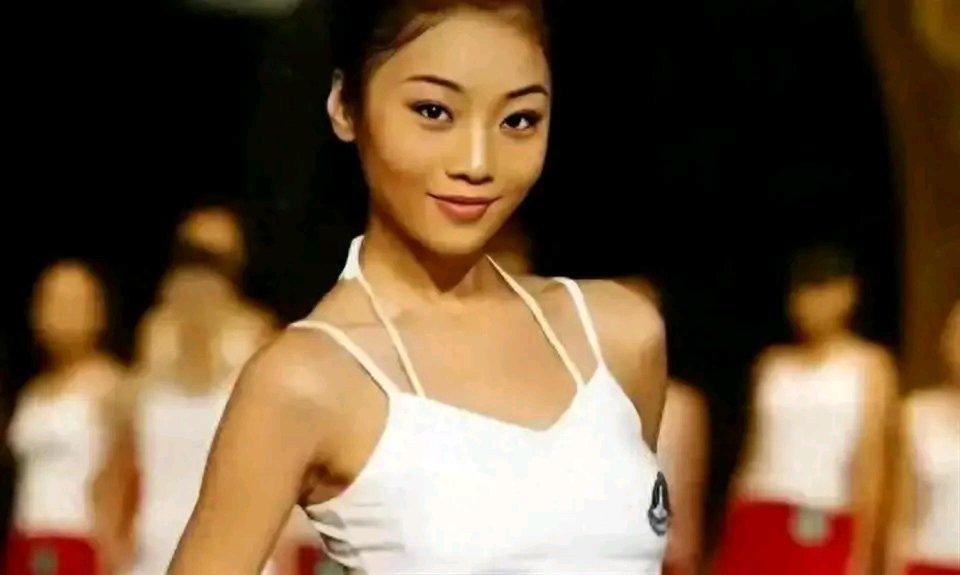 从小缺失父爱的她，远赴英国生下三胞胎的她，如今成人生赢家她的人生，就像一部波澜壮
