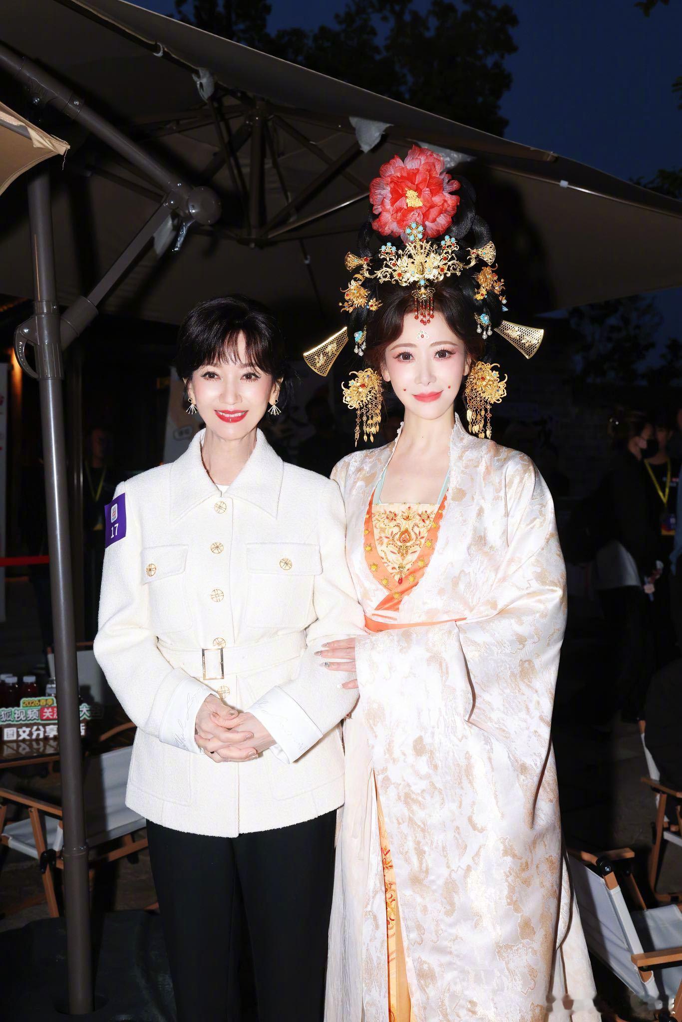 赵雅芝陈紫函两代青白同框杀疯了 谁的DNA狠狠动了！×两代白蛇青蛇同框了！当年荧