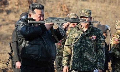 金正恩试射朝鲜特警88-1步枪