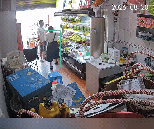 万万没想到。四川，一名男顾客走进一家水果店，要买一个西瓜吃，女店主翘着脚拿冰柜高