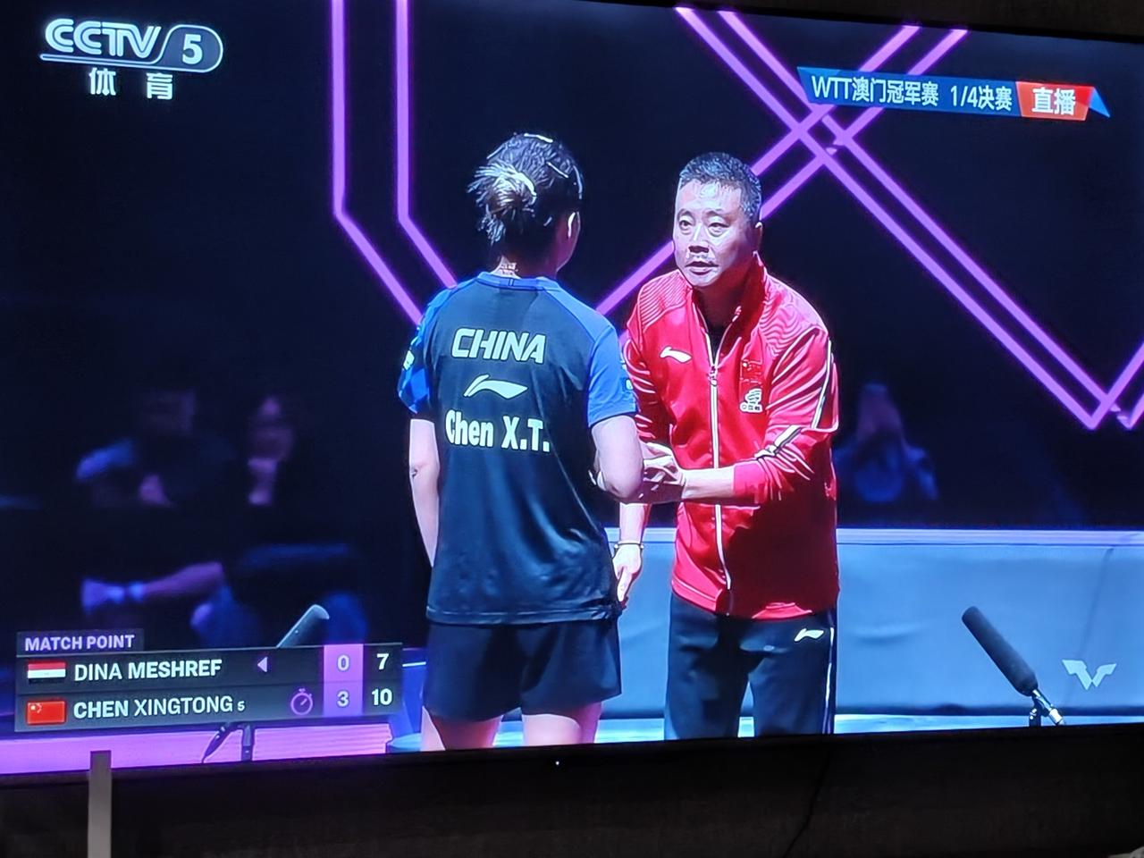 恭喜陈幸同4-0梅谢芙晋级半决赛。
梅谢芙落后一直没有叫暂停。解说说打比赛投入，