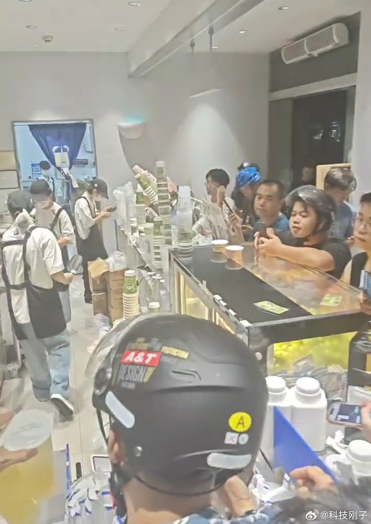 美团即时零售日订单已突破1.2亿，餐饮订单占比过亿！据美团内网公布信息显示，截至