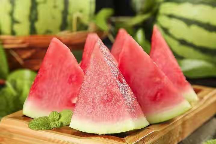 高考遇高温是很麻烦的，为应对夏季高温，各地出奇招良策为学子家长们排忧解难。高考对