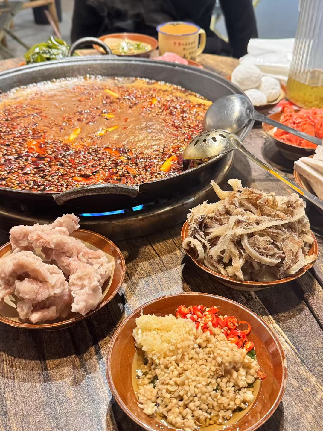 来到了重庆，没有什么事情是一顿夜火锅解决不了的！当你的舌尖处于中度麻辣的时候，你