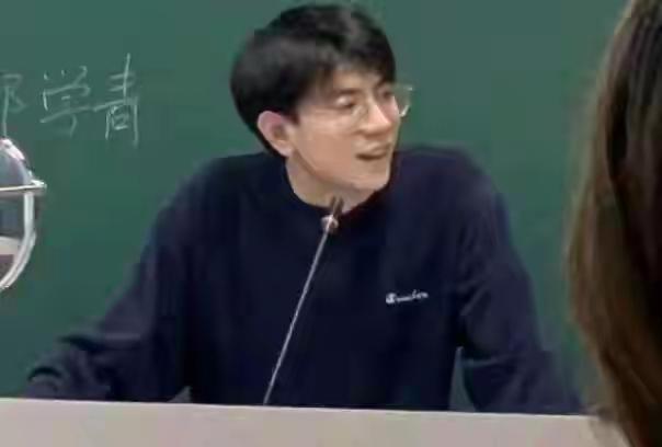 奇葩的学生和高智商的老师
学生：老师，我可以迟到吗？我今天起晚了。
老师：当然可