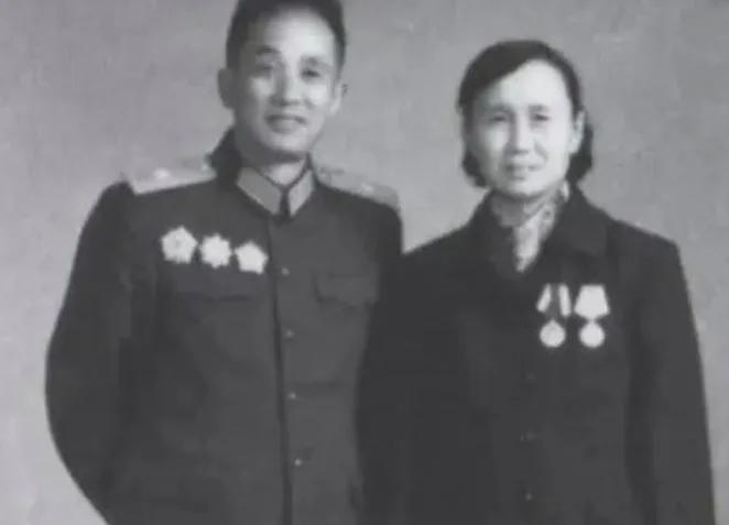 1947年，一名解放军师长，大腿根部受伤住院，这时，一19岁女护士来到他的病房，