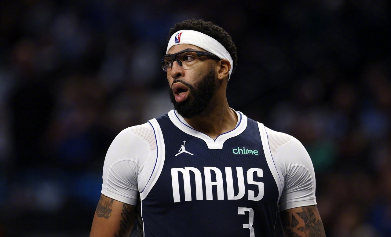 名记Shams率先报道，戴维斯预计将接受左手韧带修复手术，缺席赛场数月。Sham