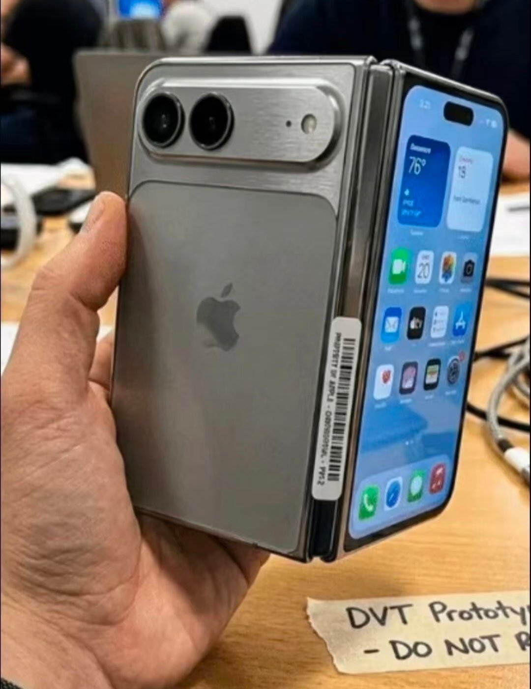 这是苹果折叠屏嘛？咋感觉不像真的呢 