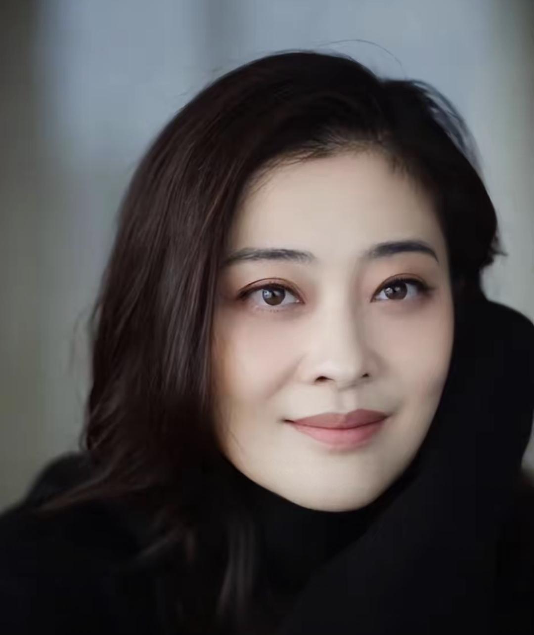 梅婷家有十口人：她爸妈、公婆、老公、俩娃加俩保姆。老人都是当过兵或当过医生的，特