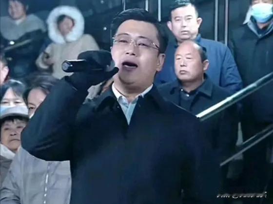 堂堂市长高官与民同乐街头献唱秀亲民？
原来只是一个河南濮阳网红素人歌手刘皮特，但