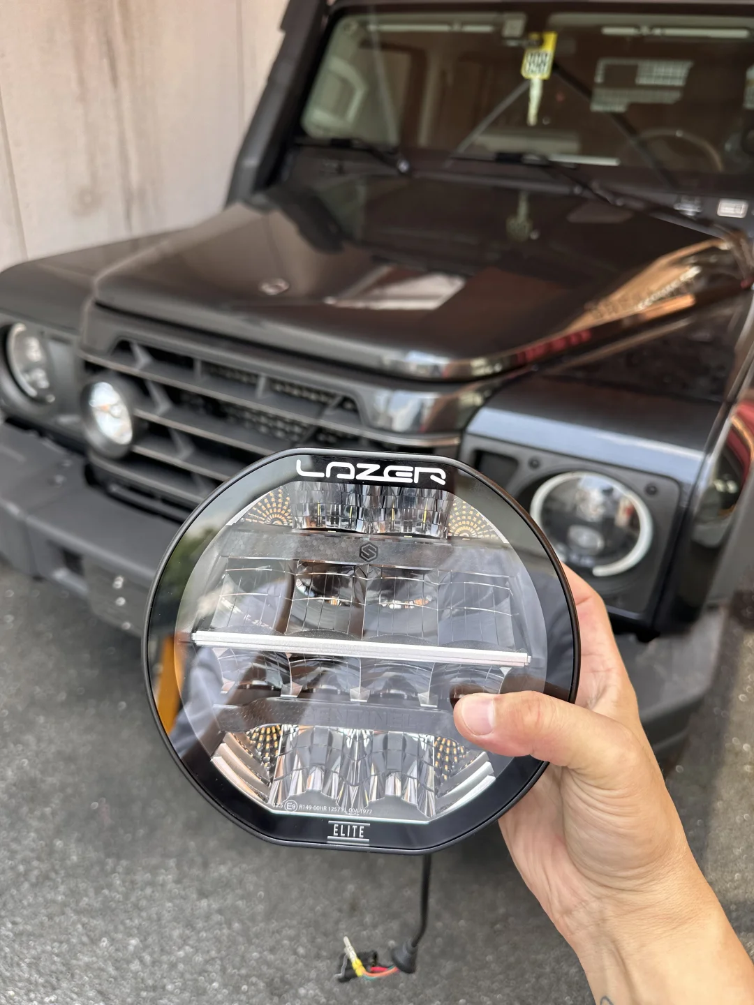 掷弹兵越野车的射灯补品己到，等待装车😬