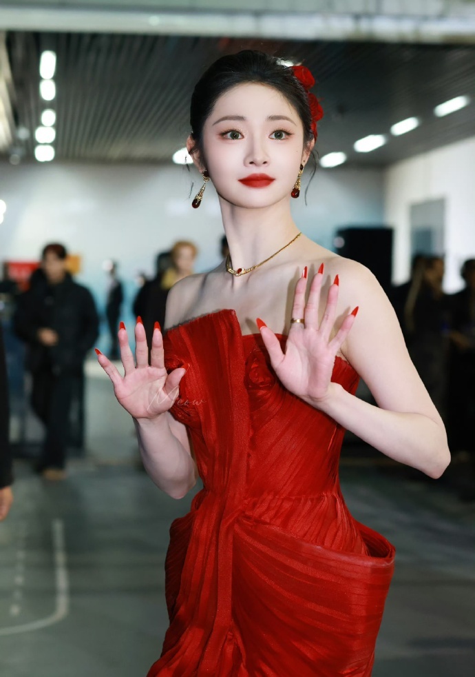 周洁琼 世界名画  周洁琼就是为红色而生的吧！不管什么造型妆造搭红色都绝美，明艳