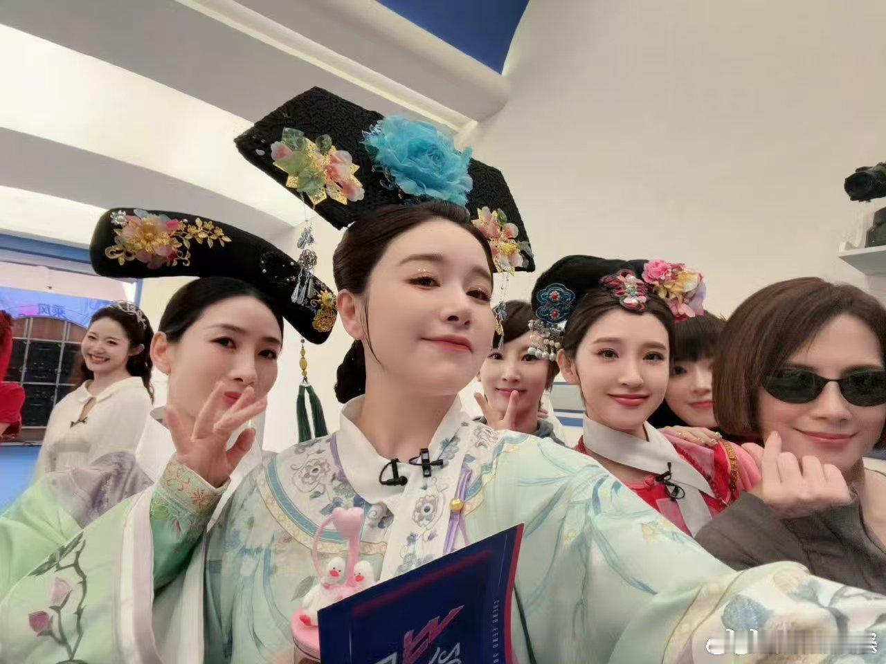 阚清子发浪姐大合照乘风2026乘风限定温柔时刻，全员围聚为阚清子庆生，定格温馨大