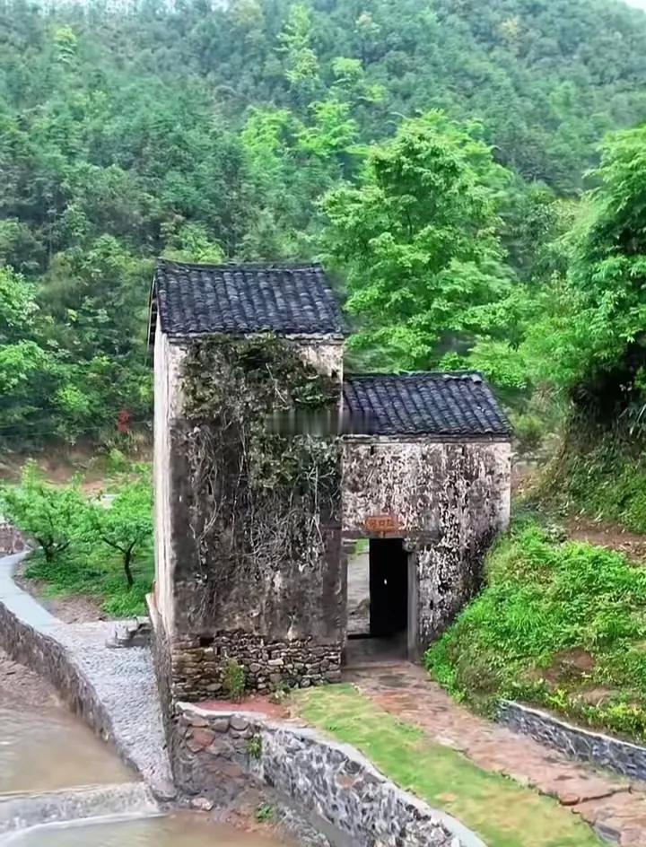 古时官道之上，十里一铺，便是今天驿站与服务区的前身。房舍由官府营建，官兵常驻于此