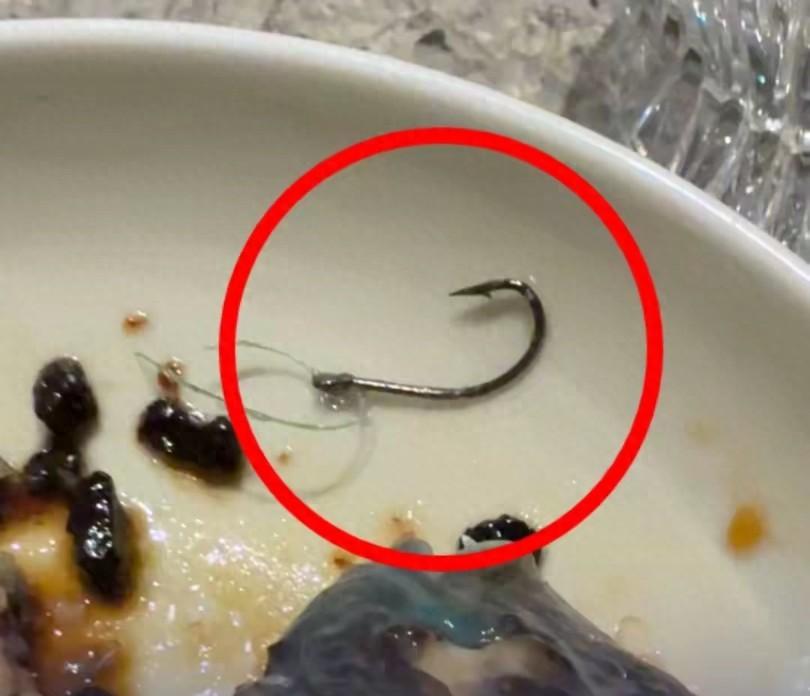 上海米其林餐厅吃出鱼钩，六千餐费说免就免，以后还能放心吃吗？

今天刷到个新闻，