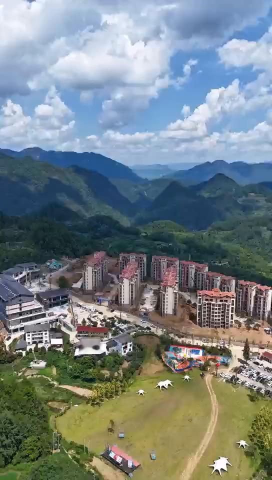 云栖湖7月31日工程进度。
·广场地砖铺设基本完成，4、5、6、7楼开始基桩施工
