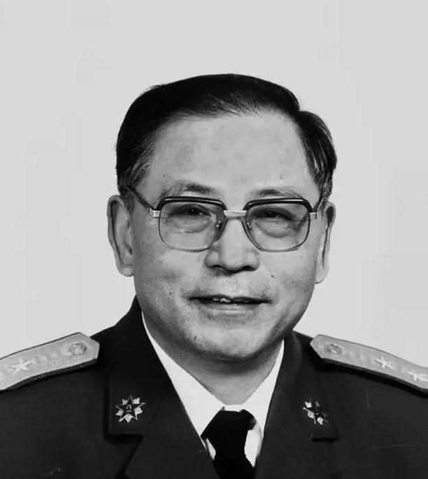 1950年，粟裕正在汇报工作，门突然被撞开。李克农冲进来，声音发颤：“粟裕同志，