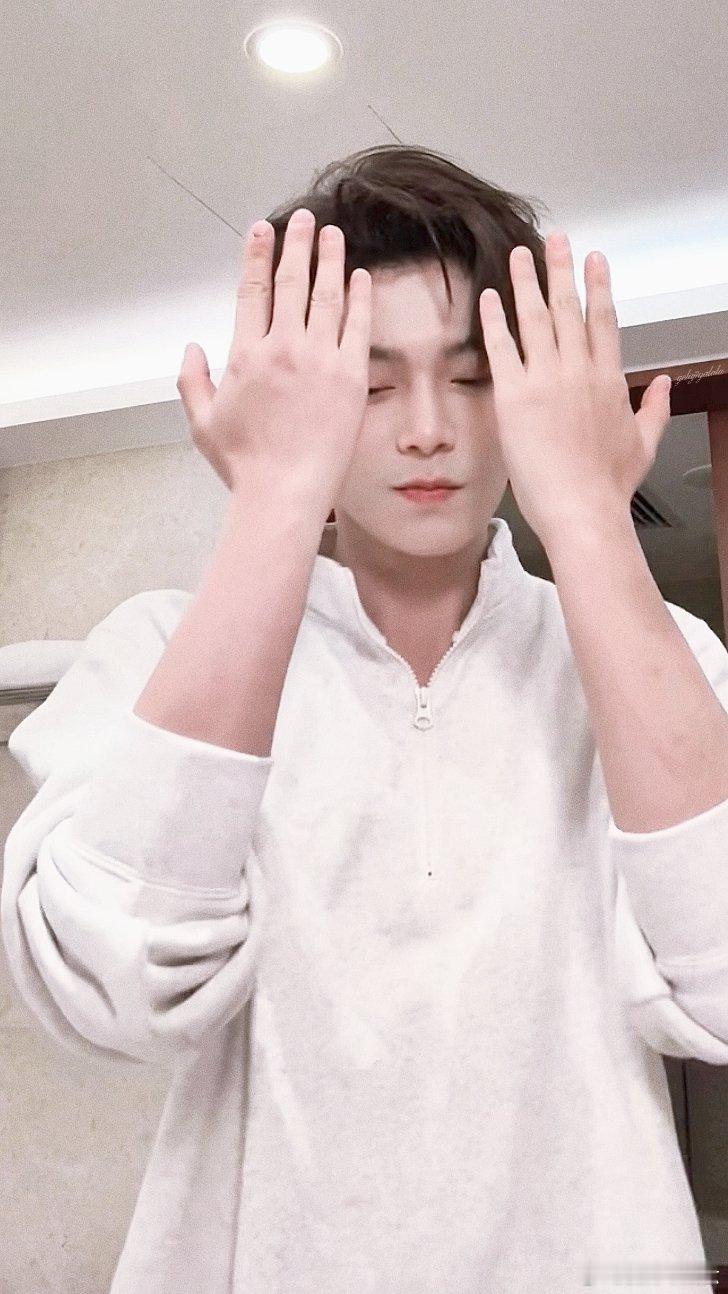 丁禹兮腾讯星光大赏 ｜WeTV全球代言人丁禹兮前路漫漫，我以我身挡风雨，虽万阻千