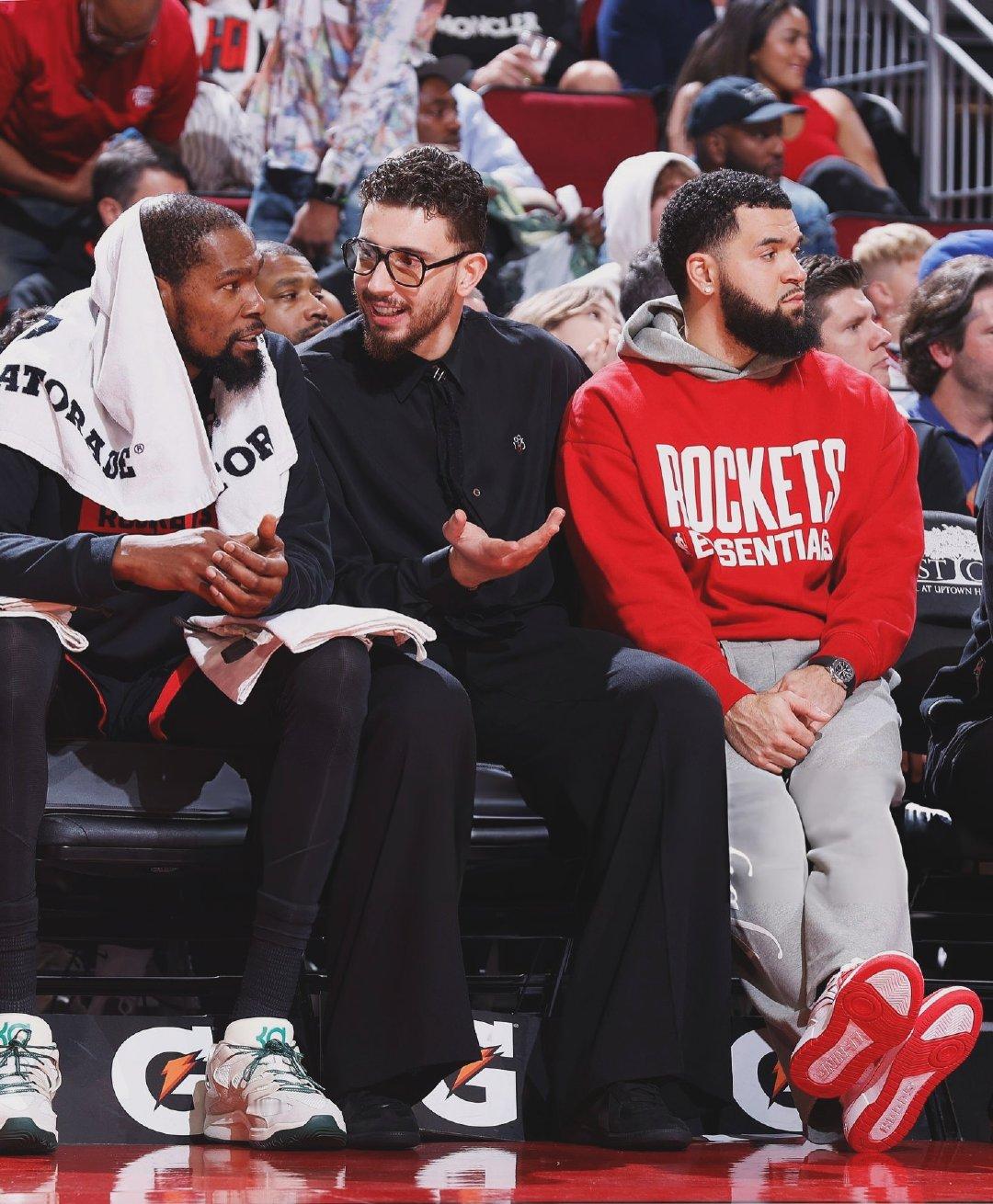 杜兰特第122场在不到20次出手的情况下砍下30+，本世纪最多。在历史上是第3多