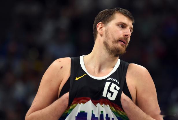 4月9日讯 NBA常规赛，掘金半场68-72落后灰熊。上半场，掘金球星约基奇表现