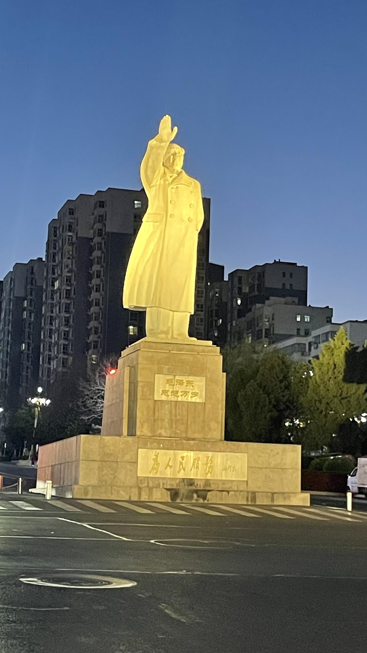 清明节
回老家
看到“毛泽东思想万岁”这几个字，内心澎湃。
这是历史的口号，更是