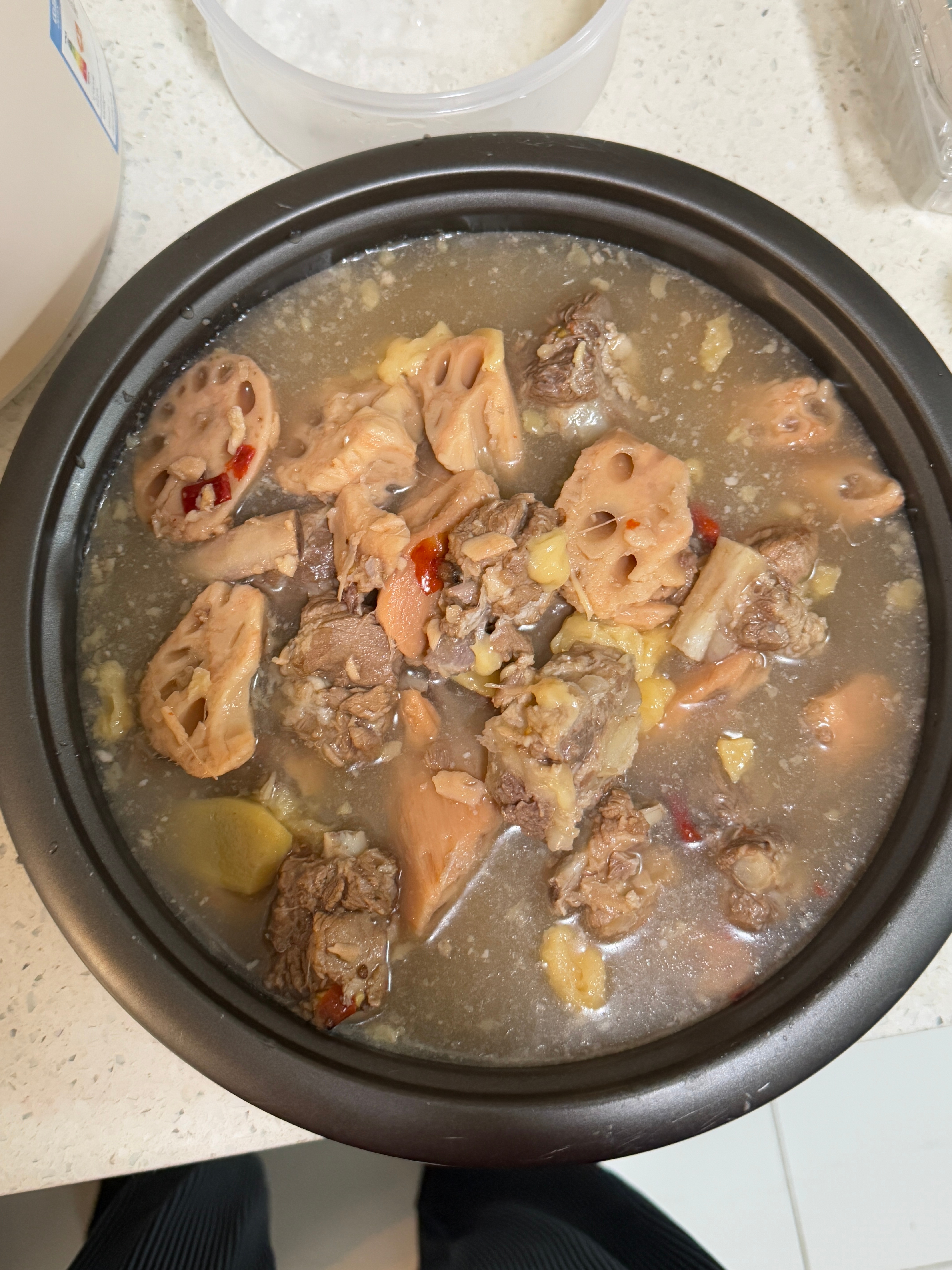 备菜中！虽然我不会做饭但我有外挂！我跟我妈说要招待朋友，我妈直接把排骨藕汤做好冷