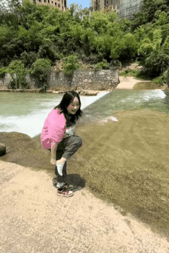 丢大发了！美女本想脱鞋玩个水，不料袜子先跑了，人也跟着滑倒了！