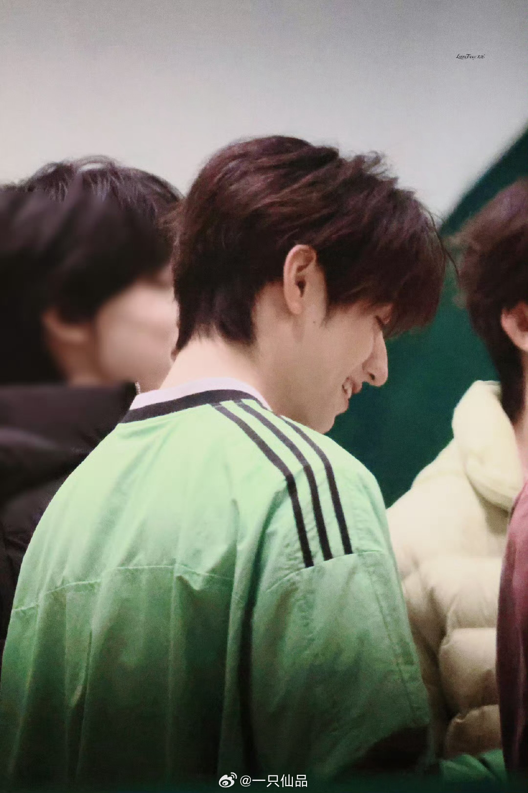 朱志鑫的侧颜真绝这种清新淡雅的气息直冲内心深处偶遇朱志鑫古装拍摄