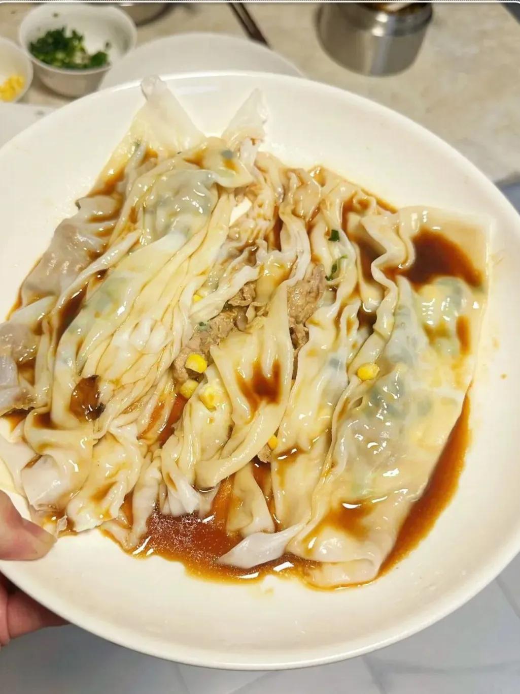 一碗鲜香粉，
满载人间味。
