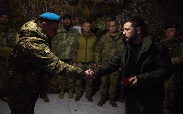 乌克兰一旦败了，会面临3个结局。第一：最轻的就是被去军事化，不得不承认东乌俄罗斯