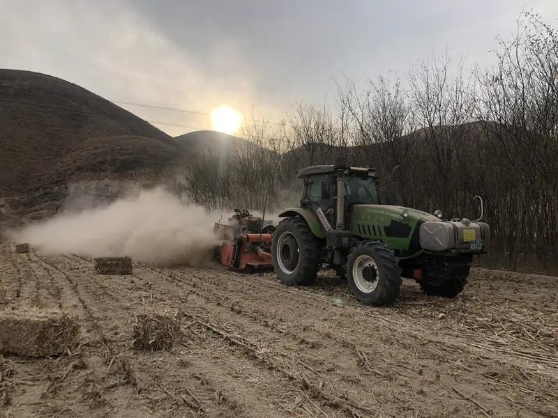 农民烧秸秆对环境的影响主要有下面这几个方面：
空气污染：烧秸秆会放出大量的颗粒物