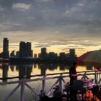 我的今日状态：😁轻松愉快
我这里的天气：🌤️多云，夕阳西下，暮色漫过河面，整
